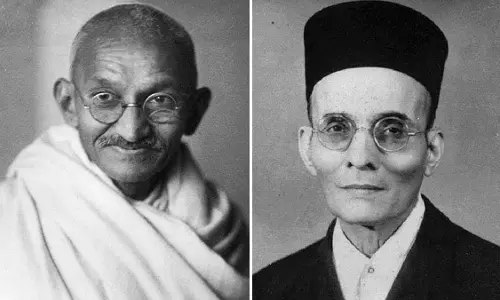 ഡല്‍ഹി സര്‍വകലാശാലയുടെ ബിരുദ കോഴ്‌സില്‍ ഗാന്ധിജി പുറത്ത്; സവര്‍ക്കര്‍ അകത്ത്