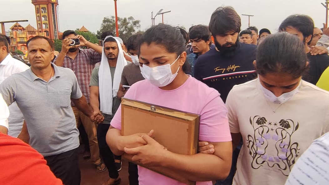 ഗുസ്തി താരങ്ങള്‍ സമരത്തില്‍ നിന്ന് താല്‍ക്കാലികമായി പിന്‍വാങ്ങി;  കര്‍ഷകനേതാക്കള്‍ ഇടപെട്ടു; അഞ്ച് ദിവസം സാവകാശം