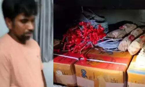 കാസര്കോട് വാഹനപരിശോധനയ്ക്കിടെ സ്ഫോടക വസ്തുശേഖരം പിടികൂടി കാസര്കോട് വാഹനപരിശോധനയ്ക്കിടെ സ്ഫോടക വസ്തുശേഖരം പിടികൂടി