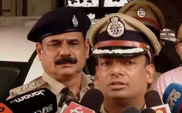 ട്രെയിനിന് തീയിട്ടത് പ്രസോന്ജിത് സിക്ദര് തന്നെ; പണം ലഭിക്കാത്ത നിരാശയില് ചെയ്തതെന്ന് ഉത്തരമേഖല ഐജി ട്രെയിനിന് തീയിട്ടത് പ്രസോന്ജിത് സിക്ദര് തന്നെ; പണം ലഭിക്കാത്ത നിരാശയില് ചെയ്തതെന്ന് ഉത്തരമേഖല ഐജി
