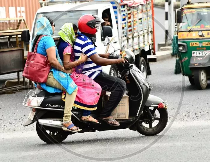ഇരുചക്രവാഹനത്തില് മൂന്നാംയാത്രക്കാരായി കുട്ടികളെ അനുവദിക്കും: ഗതാഗതമന്ത്രി ഇരുചക്രവാഹനത്തില് മൂന്നാംയാത്രക്കാരായി കുട്ടികളെ അനുവദിക്കും: ഗതാഗതമന്ത്രി