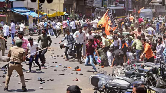 ഔറംഗസേബിന്റെയും ടിപ്പു സുല്ത്താന്റെയും ചിത്രങ്ങള് സ്റ്റാറ്റസ് ആക്കി; കോലാപൂരില് സംഘര്ഷത്തില് 37 പേര് അറസ്റ്റില് ഔറംഗസേബിന്റെയും ടിപ്പു സുല്ത്താന്റെയും ചിത്രങ്ങള് സ്റ്റാറ്റസ് ആക്കി; കോലാപൂരില് സംഘര്ഷത്തില് 37 പേര് അറസ്റ്റില്