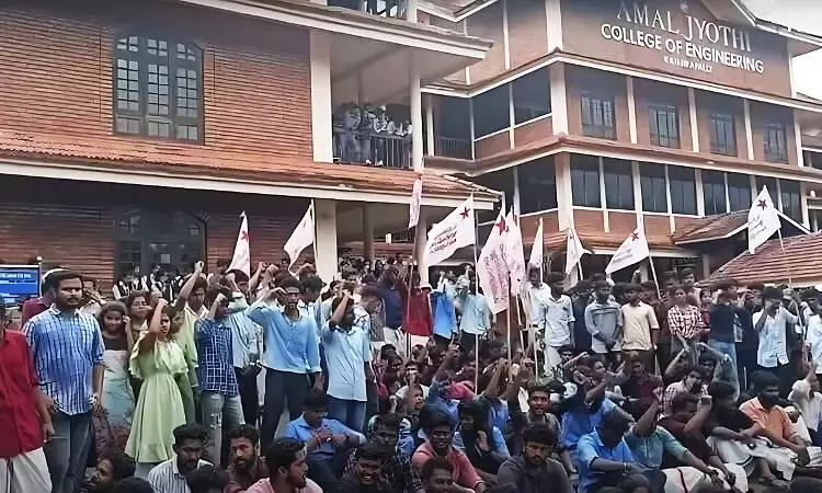 മന്ത്രിയുടെയും എസ്പിയുടെയും ഉറപ്പ് പാഴായി; അമല്ജ്യോതി കോളജില് സമരംചെയ്ത വിദ്യാര്ഥികള്ക്കെതിരേ കേസ് മന്ത്രിയുടെയും എസ്പിയുടെയും ഉറപ്പ് പാഴായി; അമല്ജ്യോതി കോളജില് സമരംചെയ്ത വിദ്യാര്ഥികള്ക്കെതിരേ കേസ്