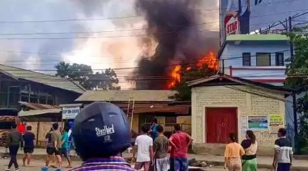മണിപ്പൂരില് വീണ്ടും സംഘര്ഷം; മൂന്നുപേര് കൊല്ലപ്പെട്ടു; മരിച്ചവരുടെ എണ്ണം 98 ആയി മണിപ്പൂരില് വീണ്ടും സംഘര്ഷം; മൂന്നുപേര് കൊല്ലപ്പെട്ടു; മരിച്ചവരുടെ എണ്ണം 98 ആയി