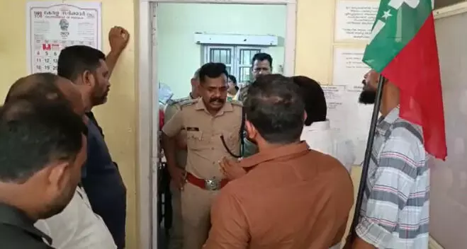 പെരിയാറിലേക്കുള്ള മാലിന്യനിക്ഷേപം; എസ്ഡിപിഐ ഏലൂര് പിസിബി ഓഫിസ് ഉപരോധിച്ചു പെരിയാറിലേക്കുള്ള മാലിന്യനിക്ഷേപം; എസ്ഡിപിഐ ഏലൂര് പിസിബി ഓഫിസ് ഉപരോധിച്ചു