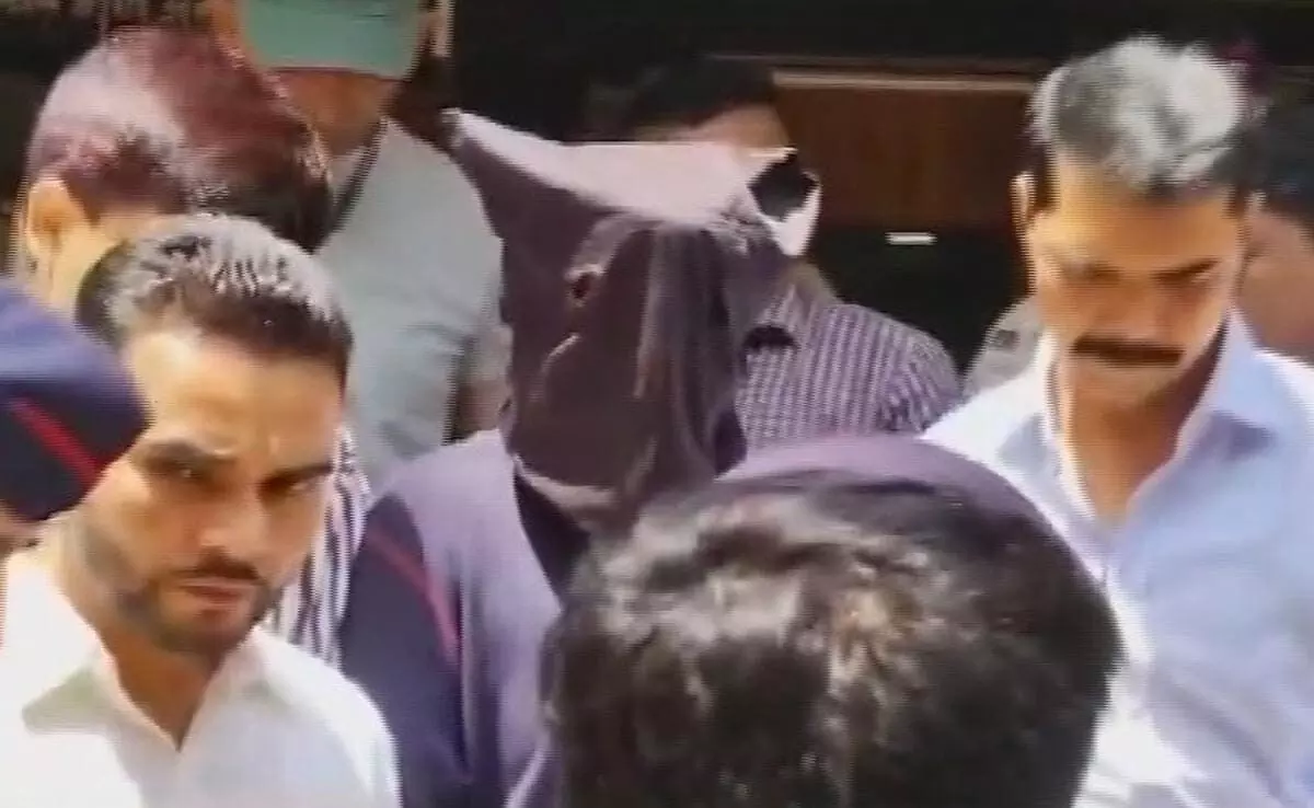 ഓണ്ലൈന് ഗെയിമിലൂടെ മതംമാറ്റിയെന്ന് ആരോപിച്ച് മുസ് ലിം യുവാവിനെ അറസ്റ്റ് ചെയ്തു ഓണ്ലൈന് ഗെയിമിലൂടെ മതംമാറ്റിയെന്ന് ആരോപിച്ച് മുസ് ലിം യുവാവിനെ അറസ്റ്റ് ചെയ്തു