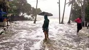 തിരുവനന്തപുരത്ത് കടലാക്രമണം ശക്തം; ആറ് വീടുകള് പൂര്ണമായി തകര്ന്നു തിരുവനന്തപുരത്ത് കടലാക്രമണം ശക്തം; ആറ് വീടുകള് പൂര്ണമായി തകര്ന്നു