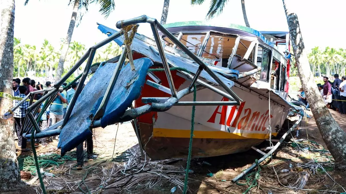 താനൂര്‍ ബോട്ട് ദുരന്തം; മന്ത്രിയുടെ ഓഫിസിനെതിരേ മൊഴി നല്‍കിയ ഉദ്യോഗസ്ഥനെ സ്ഥലംമാറ്റി