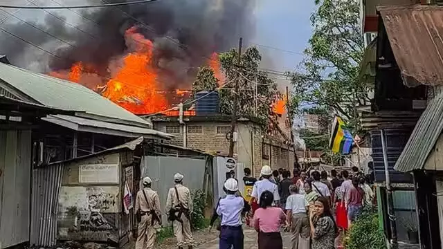 മണിപ്പൂരില് സംഘര്ഷം രൂക്ഷമാവുന്നു; കേന്ദ്രമന്ത്രിയുടെ വീട് കത്തിച്ചു മണിപ്പൂരില് സംഘര്ഷം രൂക്ഷമാവുന്നു; കേന്ദ്രമന്ത്രിയുടെ വീട് കത്തിച്ചു