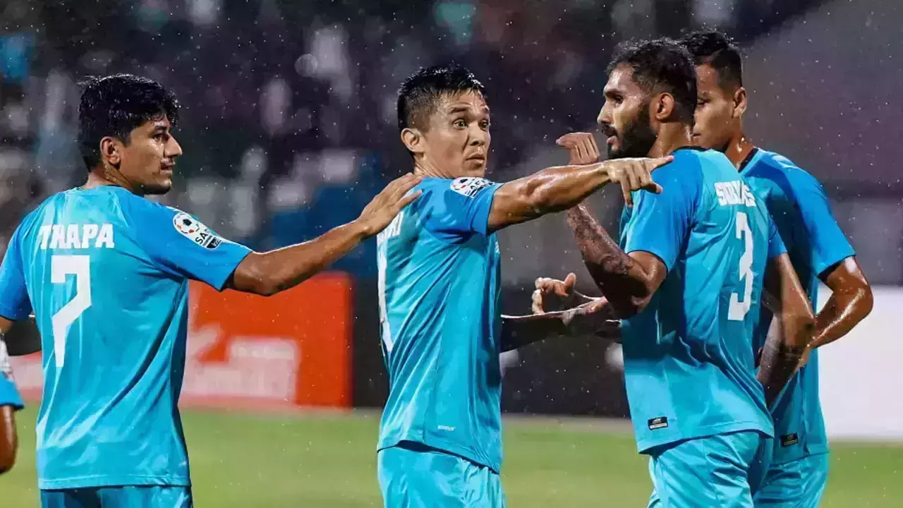സാഫ് കപ്പില് പാകിസ്താനെതിരേ ഇന്ത്യയ്ക്ക് വന് ജയം; ഛേത്രിക്ക് ഹാട്രിക്ക്; സ്റ്റിമാച്ചിന് ചുവപ്പുകാര്ഡ് സാഫ് കപ്പില് പാകിസ്താനെതിരേ ഇന്ത്യയ്ക്ക് വന് ജയം; ഛേത്രിക്ക് ഹാട്രിക്ക്; സ്റ്റിമാച്ചിന് ചുവപ്പുകാര്ഡ്