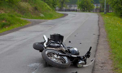 നായ ബൈക്കിന് മുന്നില്‍ ചാടി; യുവാവ് ലോറിക്കടിയില്‍പ്പെട്ട് മരിച്ചു