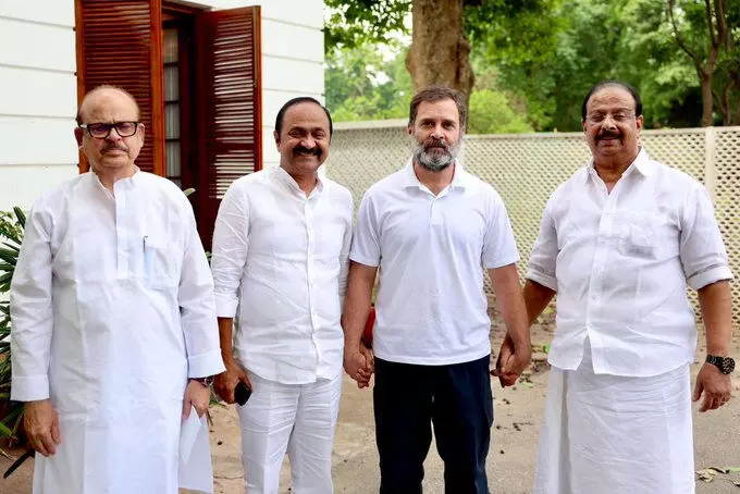 സുധാകരന് ഹൈക്കമാന്റ് പിന്തുണ; കൈകള് കോര്ത്തുപിടിച്ച് രാഹുല്ഗാന്ധി സുധാകരന് ഹൈക്കമാന്റ് പിന്തുണ; കൈകള് കോര്ത്തുപിടിച്ച് രാഹുല്ഗാന്ധി