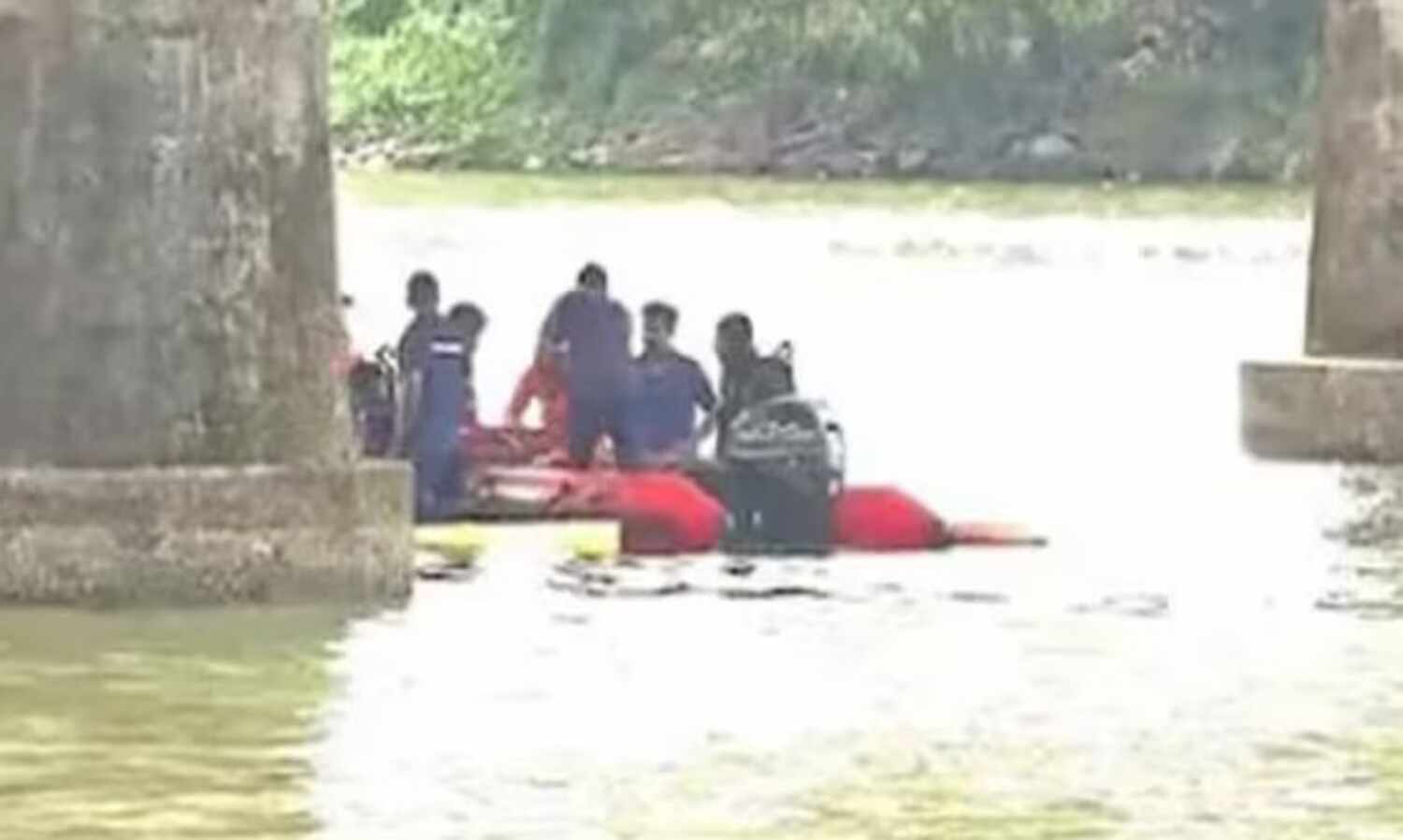 നവദമ്പതികള് പാലത്തില്നിന്നു പുഴയില് ചാടി; യുവതിയെ രക്ഷപ്പെടുത്തി, ഭര്ത്താവിനായി തിരച്ചില് നവദമ്പതികള് പാലത്തില്നിന്നു പുഴയില് ചാടി; യുവതിയെ രക്ഷപ്പെടുത്തി, ഭര്ത്താവിനായി തിരച്ചില്