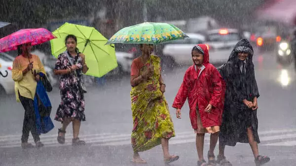 മഴ; കണ്ണൂരും കാസര്‍കോട്ടും നാളെ സ്‌കൂളുകള്‍ക്ക് അവധി