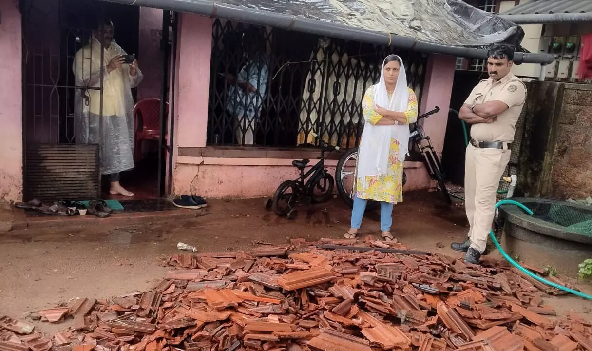 ഭര്‍തൃസഹോദരന്‍ വീടിന്റെ മേല്‍ക്കൂര തകര്‍ത്തു; മഴയത്ത് യുവതിയെയും കുട്ടികളെയും വീട്ടില്‍നിന്നിറക്കാന്‍ ശ്രമം