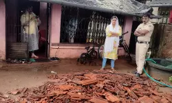 ഭര്‍തൃസഹോദരന്‍ വീടിന്റെ മേല്‍ക്കൂര തകര്‍ത്തു; മഴയത്ത് യുവതിയെയും കുട്ടികളെയും വീട്ടില്‍നിന്നിറക്കാന്‍ ശ്രമം