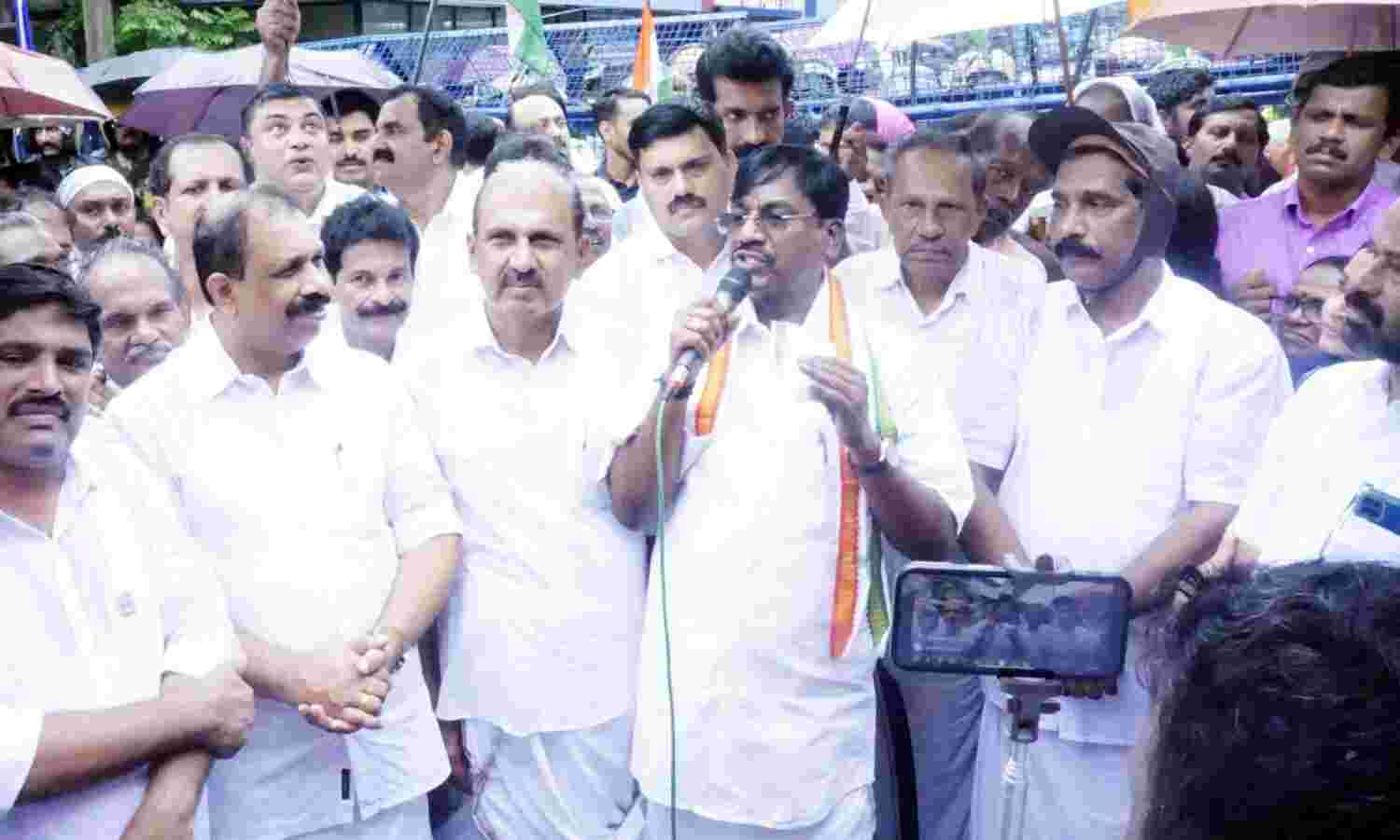 സ്വപ്നാ സുരേഷ് മുഖ്യമന്ത്രിയുടെ ഗേള്ഫ്രണ്ട് എന്ന പരാമര്ശം; എഐസിസി സെക്രട്ടറി വിശ്വനാഥ പെരുമാളിനെതിരേ കേസ് സ്വപ്നാ സുരേഷ് മുഖ്യമന്ത്രിയുടെ ഗേള്ഫ്രണ്ട് എന്ന പരാമര്ശം; എഐസിസി സെക്രട്ടറി വിശ്വനാഥ പെരുമാളിനെതിരേ കേസ്