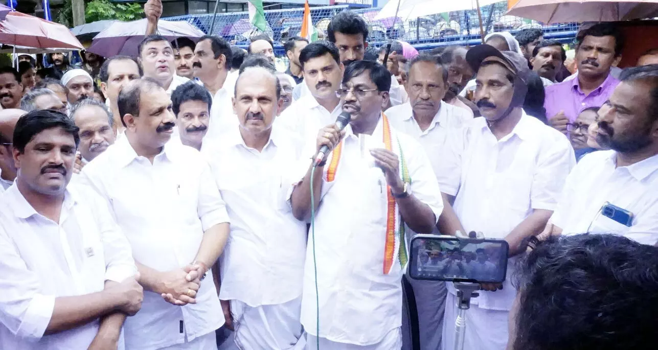സ്വപ്നാ സുരേഷ് മുഖ്യമന്ത്രിയുടെ ഗേള്ഫ്രണ്ട് എന്ന പരാമര്ശം; എഐസിസി സെക്രട്ടറി വിശ്വനാഥ പെരുമാളിനെതിരേ കേസ് സ്വപ്നാ സുരേഷ് മുഖ്യമന്ത്രിയുടെ ഗേള്ഫ്രണ്ട് എന്ന പരാമര്ശം; എഐസിസി സെക്രട്ടറി വിശ്വനാഥ പെരുമാളിനെതിരേ കേസ്