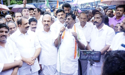 സ്വപ്നാ സുരേഷ് മുഖ്യമന്ത്രിയുടെ ഗേള്ഫ്രണ്ട് എന്ന പരാമര്ശം; എഐസിസി സെക്രട്ടറി വിശ്വനാഥ പെരുമാളിനെതിരേ കേസ് സ്വപ്നാ സുരേഷ് മുഖ്യമന്ത്രിയുടെ ഗേള്ഫ്രണ്ട് എന്ന പരാമര്ശം; എഐസിസി സെക്രട്ടറി വിശ്വനാഥ പെരുമാളിനെതിരേ കേസ്