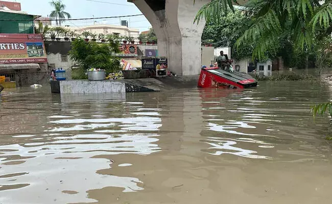 മഴക്കെടുതി: ഉത്തരേന്ത്യയില് മരണം 100 പിന്നിട്ടു; ഡല്ഹിയില് പ്രളയഭീതി മഴക്കെടുതി: ഉത്തരേന്ത്യയില് മരണം 100 പിന്നിട്ടു; ഡല്ഹിയില് പ്രളയഭീതി