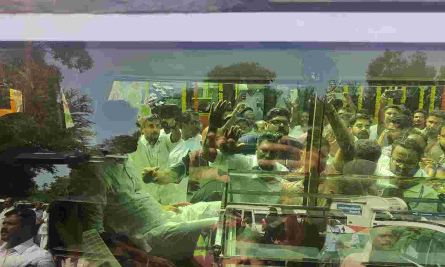 കുഞ്ഞൂഞ്ഞിനെ ഒരുനോക്കുകാണാന്... കുഞ്ഞൂഞ്ഞിനെ ഒരുനോക്കുകാണാന്...