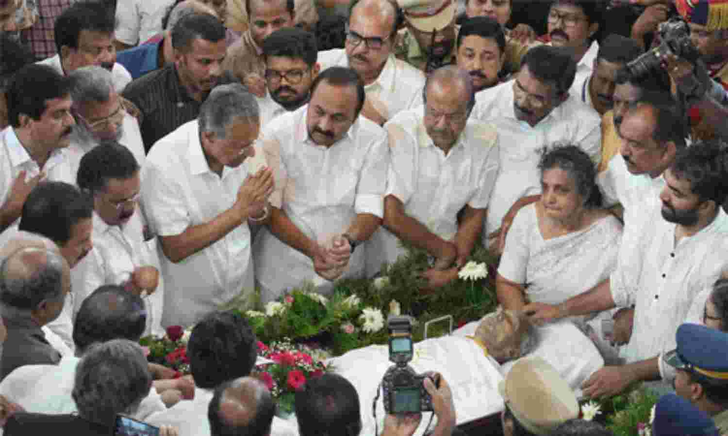 ഉമ്മന്ചാണ്ടിക്ക് അന്ത്യാഞ്ജലി അര്പ്പിച്ച് പതിനായിരങ്ങള്; സങ്കടക്കടലായി തലസ്ഥാനം ഉമ്മന്ചാണ്ടിക്ക് അന്ത്യാഞ്ജലി അര്പ്പിച്ച് പതിനായിരങ്ങള്; സങ്കടക്കടലായി തലസ്ഥാനം