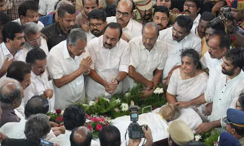 ഉമ്മന്ചാണ്ടിക്ക് അന്ത്യാഞ്ജലി അര്പ്പിച്ച് പതിനായിരങ്ങള്; സങ്കടക്കടലായി തലസ്ഥാനം ഉമ്മന്ചാണ്ടിക്ക് അന്ത്യാഞ്ജലി അര്പ്പിച്ച് പതിനായിരങ്ങള്; സങ്കടക്കടലായി തലസ്ഥാനം