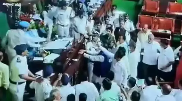 കര്ണാടകയില് 10 ബിജെപി എംഎല്എമാരെ സസ്പെന്റ് ചെയ്തു കര്ണാടകയില് 10 ബിജെപി എംഎല്എമാരെ സസ്പെന്റ് ചെയ്തു