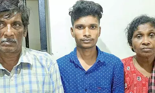 യുവാവിനെ കൈകാലുകള് കെട്ടി കയര്കൊണ്ട് കഴുത്തുഞെരിച്ച് കൊന്നു; മാതാപിതാക്കളും സഹോദരനും അറസ്റ്റില് യുവാവിനെ കൈകാലുകള് കെട്ടി കയര്കൊണ്ട് കഴുത്തുഞെരിച്ച് കൊന്നു; മാതാപിതാക്കളും സഹോദരനും അറസ്റ്റില്