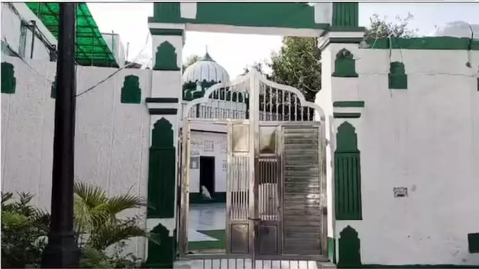കൈയേറ്റം ആരോപിച്ച് ഡല്ഹിയിലെ രണ്ട് പുരാതന മസ്ജിദുകള്ക്ക് റെയില്വേയുടെ നോട്ടീസ് കൈയേറ്റം ആരോപിച്ച് ഡല്ഹിയിലെ രണ്ട് പുരാതന മസ്ജിദുകള്ക്ക് റെയില്വേയുടെ നോട്ടീസ്