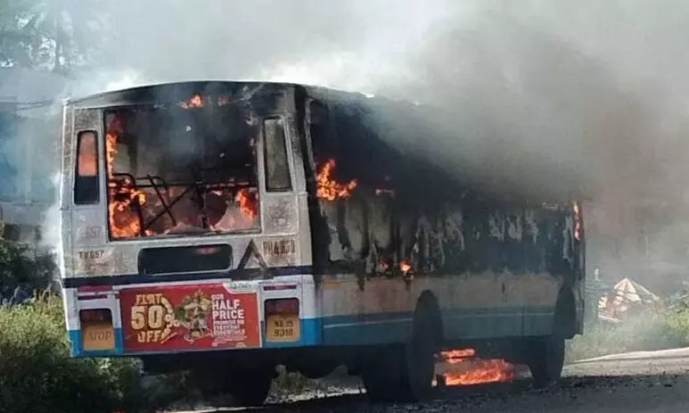 ഓടിക്കൊണ്ടിരിക്കെ കെഎസ്ആര്ടിസി ബസിന് തീപ്പിടിച്ചു; തലനാരിഴയ്ക്ക് അപകടം ഒഴിവായി ഓടിക്കൊണ്ടിരിക്കെ കെഎസ്ആര്ടിസി ബസിന് തീപ്പിടിച്ചു; തലനാരിഴയ്ക്ക് അപകടം ഒഴിവായി