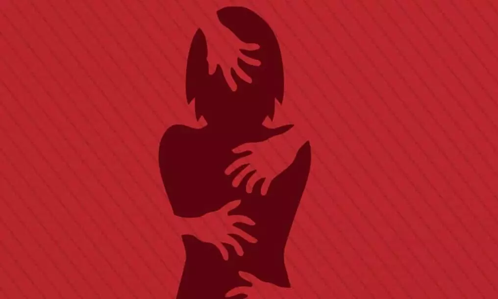 പ്രായപൂര്ത്തിയാകാത്ത പെണ്കുട്ടിയെ സ്കൂള് വരാന്തയില് കൂട്ടബലാത്സംഗം ചെയ്തു; രണ്ട് ബിജെപി പ്രവര്ത്തകരടക്കം മൂന്ന് പേര് കസ്റ്റഡിയില് പ്രായപൂര്ത്തിയാകാത്ത പെണ്കുട്ടിയെ സ്കൂള് വരാന്തയില് കൂട്ടബലാത്സംഗം ചെയ്തു; രണ്ട് ബിജെപി പ്രവര്ത്തകരടക്കം മൂന്ന് പേര് കസ്റ്റഡിയില്