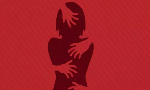 പ്രായപൂര്‍ത്തിയാകാത്ത പെണ്‍കുട്ടിയെ സ്‌കൂള്‍ വരാന്തയില്‍ കൂട്ടബലാത്സംഗം ചെയ്തു; രണ്ട് ബിജെപി പ്രവര്‍ത്തകരടക്കം മൂന്ന് പേര്‍ കസ്റ്റഡിയില്‍