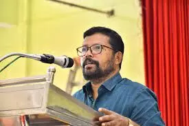 ദേശീയ പതാകയെ വികലമാക്കി: പോസ്റ്റ് ഓഫിസ് വഴി വിതരണത്തിനെത്തിച്ച ദേശീയ പതാകകളുടെ വിതരണം നിര്ത്തിവെയ്ക്കണം: കൃഷ്ണന് എരഞ്ഞിക്കല് ദേശീയ പതാകയെ വികലമാക്കി: പോസ്റ്റ് ഓഫിസ് വഴി വിതരണത്തിനെത്തിച്ച ദേശീയ പതാകകളുടെ വിതരണം നിര്ത്തിവെയ്ക്കണം: കൃഷ്ണന് എരഞ്ഞിക്കല്