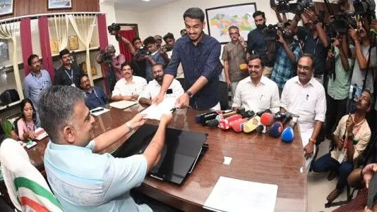 പുതുപ്പള്ളി ഉപതിരഞ്ഞെടുപ്പ്: എല്ഡിഎഫ് സ്ഥാനാര്ഥി ജെയ്ക് സി തോമസ് പത്രിക സമര്പ്പിച്ചു പുതുപ്പള്ളി ഉപതിരഞ്ഞെടുപ്പ്: എല്ഡിഎഫ് സ്ഥാനാര്ഥി ജെയ്ക് സി തോമസ് പത്രിക സമര്പ്പിച്ചു