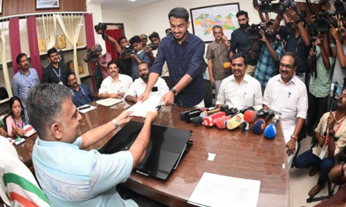 പുതുപ്പള്ളി ഉപതിരഞ്ഞെടുപ്പ്: എല്ഡിഎഫ് സ്ഥാനാര്ഥി ജെയ്ക് സി തോമസ് പത്രിക സമര്പ്പിച്ചു പുതുപ്പള്ളി ഉപതിരഞ്ഞെടുപ്പ്: എല്ഡിഎഫ് സ്ഥാനാര്ഥി ജെയ്ക് സി തോമസ് പത്രിക സമര്പ്പിച്ചു