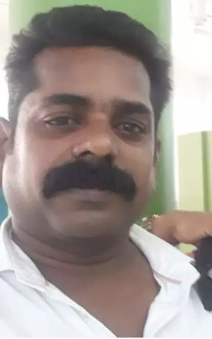 മൂന്നിയൂരില് ഒന്നാം ക്ലാസ് വിദ്യാര്ത്ഥിനിയെ പീഡിപ്പിച്ച ആര് എസ് എസ് പ്രവര്ത്തകന് കോടതിയില് കീഴടങ്ങി മൂന്നിയൂരില് ഒന്നാം ക്ലാസ് വിദ്യാര്ത്ഥിനിയെ പീഡിപ്പിച്ച ആര് എസ് എസ് പ്രവര്ത്തകന് കോടതിയില് കീഴടങ്ങി