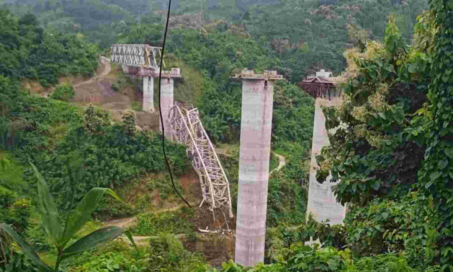 മിസോറാമില് നിര്മാണത്തിലിരിക്കുന്ന റെയില്വേ പാലം തകര്ന്ന് 17 പേര് മരിച്ചു മിസോറാമില് നിര്മാണത്തിലിരിക്കുന്ന റെയില്വേ പാലം തകര്ന്ന് 17 പേര് മരിച്ചു