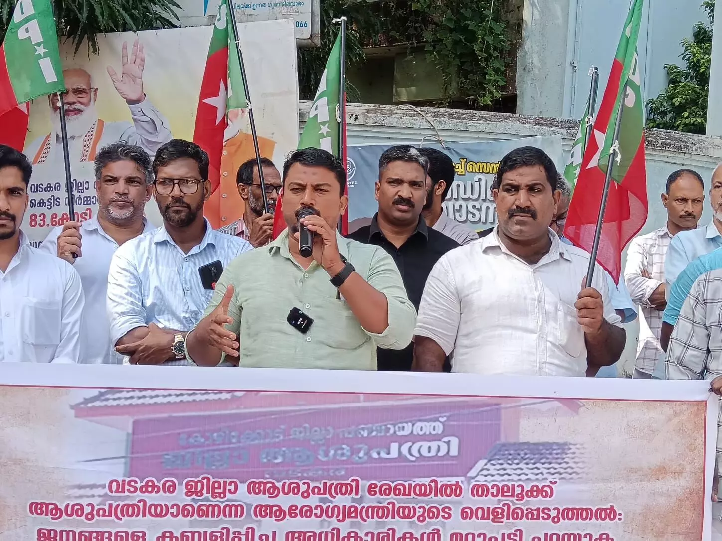 വടകര ജില്ലാ ആശുപത്രി രേഖയിൽ താലൂക്കാശുപത്രിയാണെന്ന ആരോഗ്യ മന്ത്രിയുടെ വെളിപെടുത്തൽ; എസ്ഡിപിഐ പേര് മാറ്റല് സമരം സംഘടിപ്പിച്ചു വടകര ജില്ലാ ആശുപത്രി രേഖയിൽ താലൂക്കാശുപത്രിയാണെന്ന ആരോഗ്യ മന്ത്രിയുടെ വെളിപെടുത്തൽ; എസ്ഡിപിഐ പേര് മാറ്റല് സമരം സംഘടിപ്പിച്ചു
