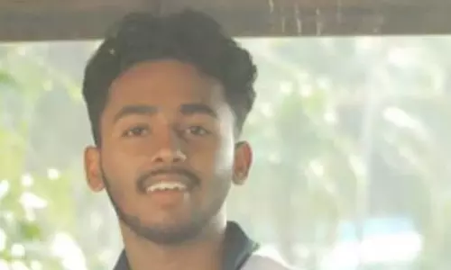 കോഴിക്കോട് സ്വകാര്യ ബസ് ബൈക്കില് ഇടിച്ച് പതിനെട്ടുകാരന് ദാരുണാന്ത്യം കോഴിക്കോട് സ്വകാര്യ ബസ് ബൈക്കില് ഇടിച്ച് പതിനെട്ടുകാരന് ദാരുണാന്ത്യം