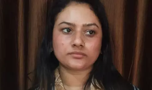 സിനിമയില് അവസരം വാഗ്ദാനം ചെയ്ത് കൂട്ടബലാല്സംഗം ചെയ്തെന്ന്; കൂട്ടുനിന്ന യുവതി അറസ്റ്റില് സിനിമയില് അവസരം വാഗ്ദാനം ചെയ്ത് കൂട്ടബലാല്സംഗം ചെയ്തെന്ന്; കൂട്ടുനിന്ന യുവതി അറസ്റ്റില്