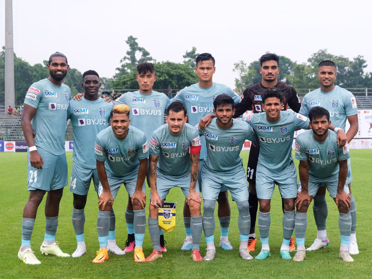 കേരള ബ്ലാസ്റ്റേഴ്സ് പ്രീസീസണിനായി യു എ ഇയിലേക്ക് യാത്ര തിരിച്ചു കേരള ബ്ലാസ്റ്റേഴ്സ് പ്രീസീസണിനായി യു എ ഇയിലേക്ക് യാത്ര തിരിച്ചു