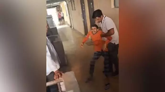 ഭിന്നശേഷിക്കാരനായ വിദ്യാര്ഥിയെ എബിവിപി പ്രവര്ത്തകര് ക്രൂരമായി മര്ദിച്ചു ഭിന്നശേഷിക്കാരനായ വിദ്യാര്ഥിയെ എബിവിപി പ്രവര്ത്തകര് ക്രൂരമായി മര്ദിച്ചു
