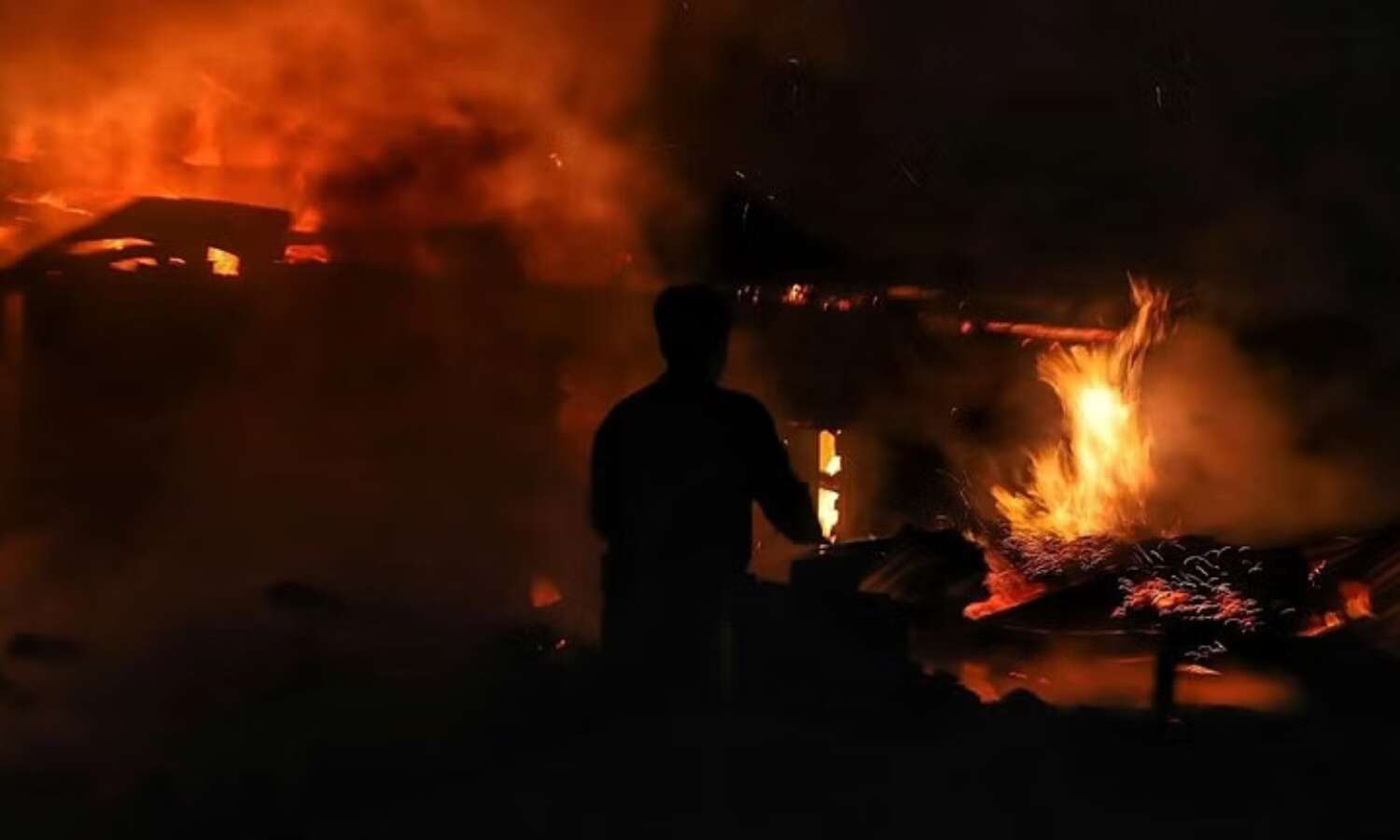 മഹാരാഷ്ട്രയിലെ സത്താറയില് സംഘര്ഷം; രണ്ടുപേര് കൊല്ലപ്പെട്ടു, വീടുകള് കത്തിച്ചു മഹാരാഷ്ട്രയിലെ സത്താറയില് സംഘര്ഷം; രണ്ടുപേര് കൊല്ലപ്പെട്ടു, വീടുകള് കത്തിച്ചു