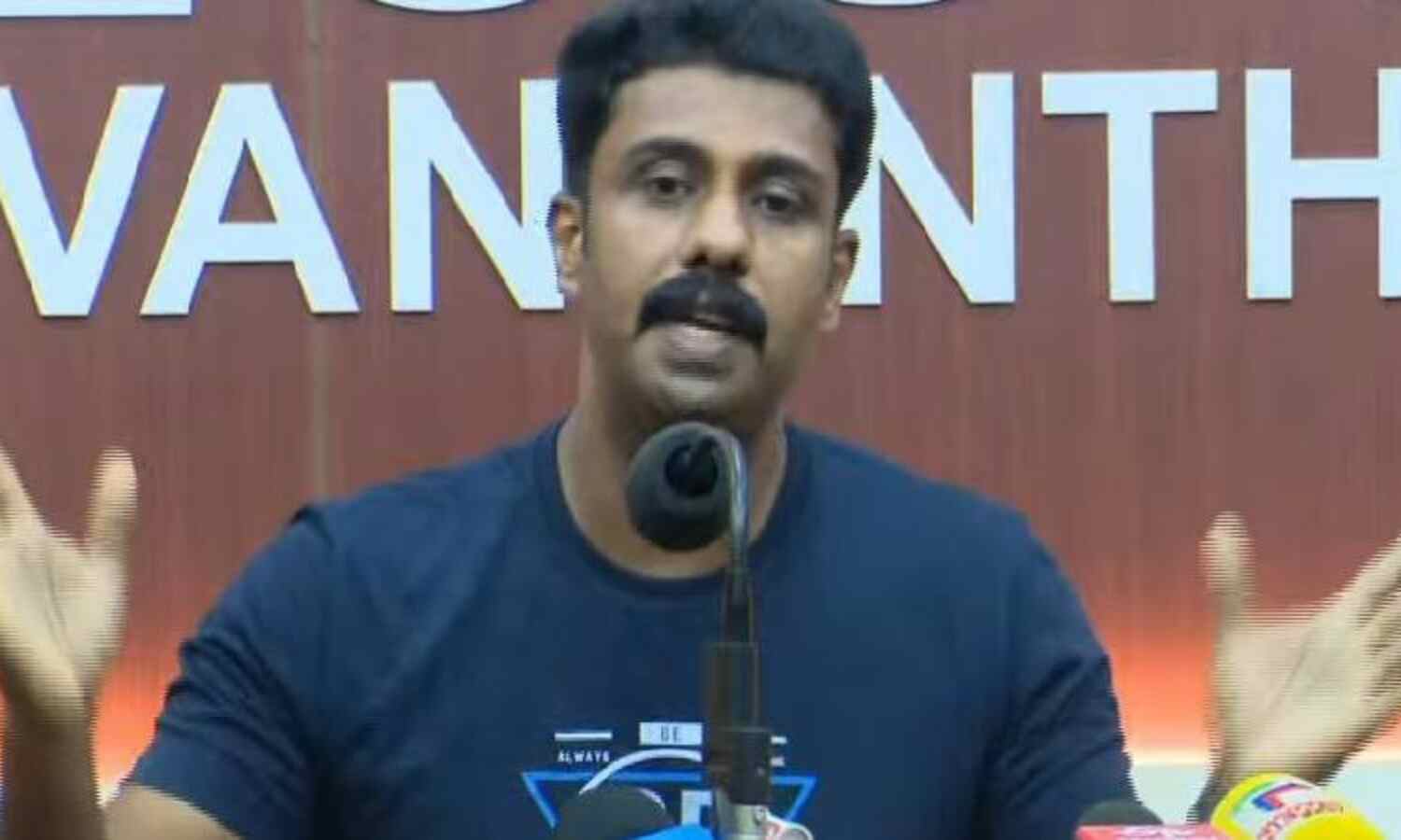 ഉമ്മന് ചാണ്ടിയുടേതല്ല; കത്തിലുണ്ടായിരുന്നത് ഗണേഷ് കുമാറിന്റെ പേരെന്ന് ഫെനി ബാലകൃഷ്ണന് ഉമ്മന് ചാണ്ടിയുടേതല്ല; കത്തിലുണ്ടായിരുന്നത് ഗണേഷ് കുമാറിന്റെ പേരെന്ന് ഫെനി ബാലകൃഷ്ണന്
