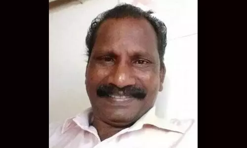 കണ്ണൂരില്‍ വില്ലേജ് ഓഫിസ് ജീവനക്കാരന്‍ ഓഫിസിനു സമീപം തൂങ്ങിമരിച്ചനിലയില്‍