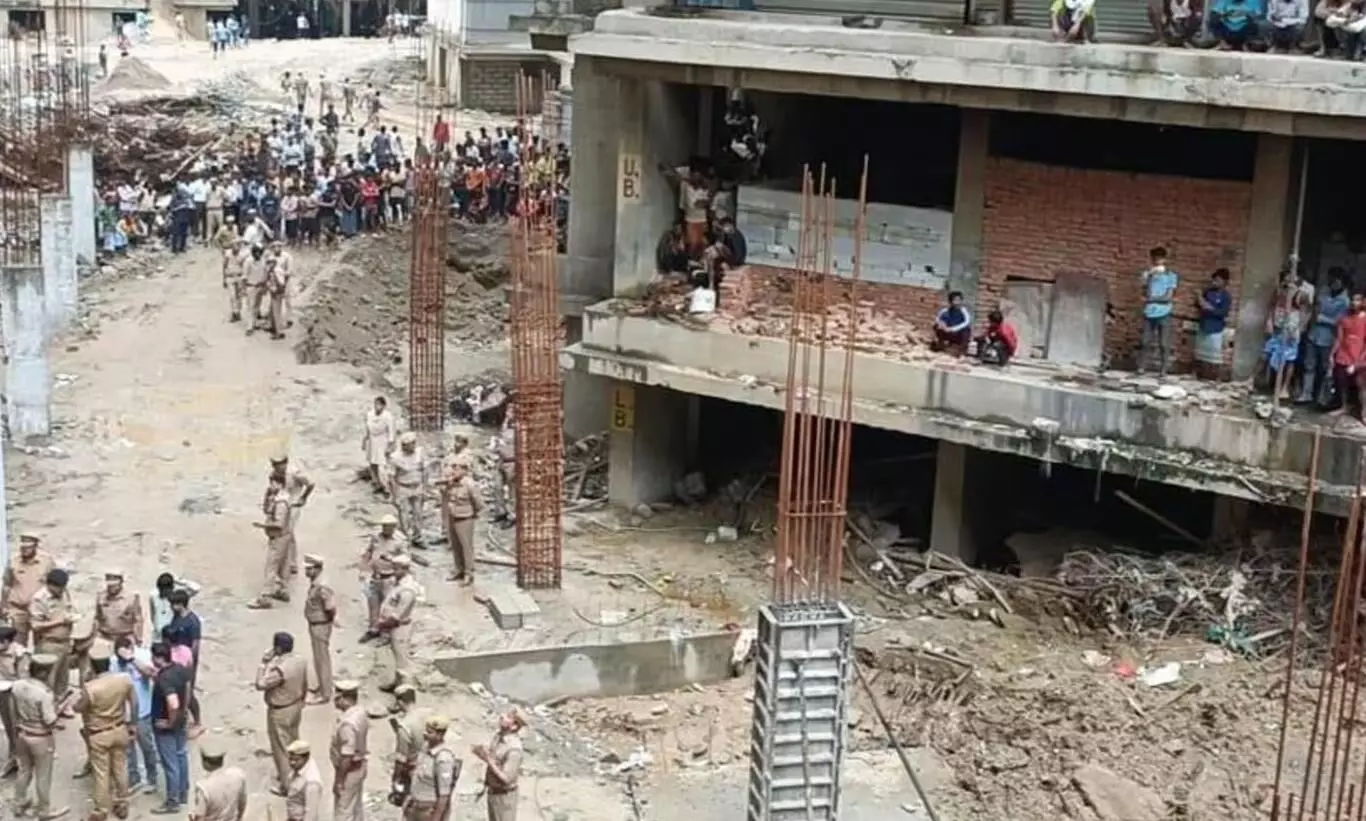 നിര്മാണത്തിലിരുന്ന കെട്ടിടത്തിലെ ലിഫ്റ്റ് തകര്ന്ന് നാല് മരണം നിര്മാണത്തിലിരുന്ന കെട്ടിടത്തിലെ ലിഫ്റ്റ് തകര്ന്ന് നാല് മരണം