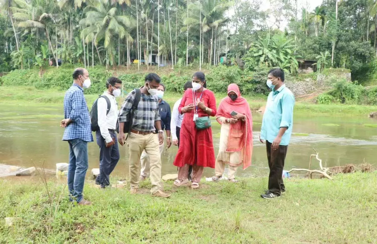 നിപ പ്രതിരോധ പ്രവര്ത്തനം: കേന്ദ്ര സംഘം കുറ്റിയാടിയില് സന്ദര്ശനം നടത്തി നിപ പ്രതിരോധ പ്രവര്ത്തനം: കേന്ദ്ര സംഘം കുറ്റിയാടിയില് സന്ദര്ശനം നടത്തി
