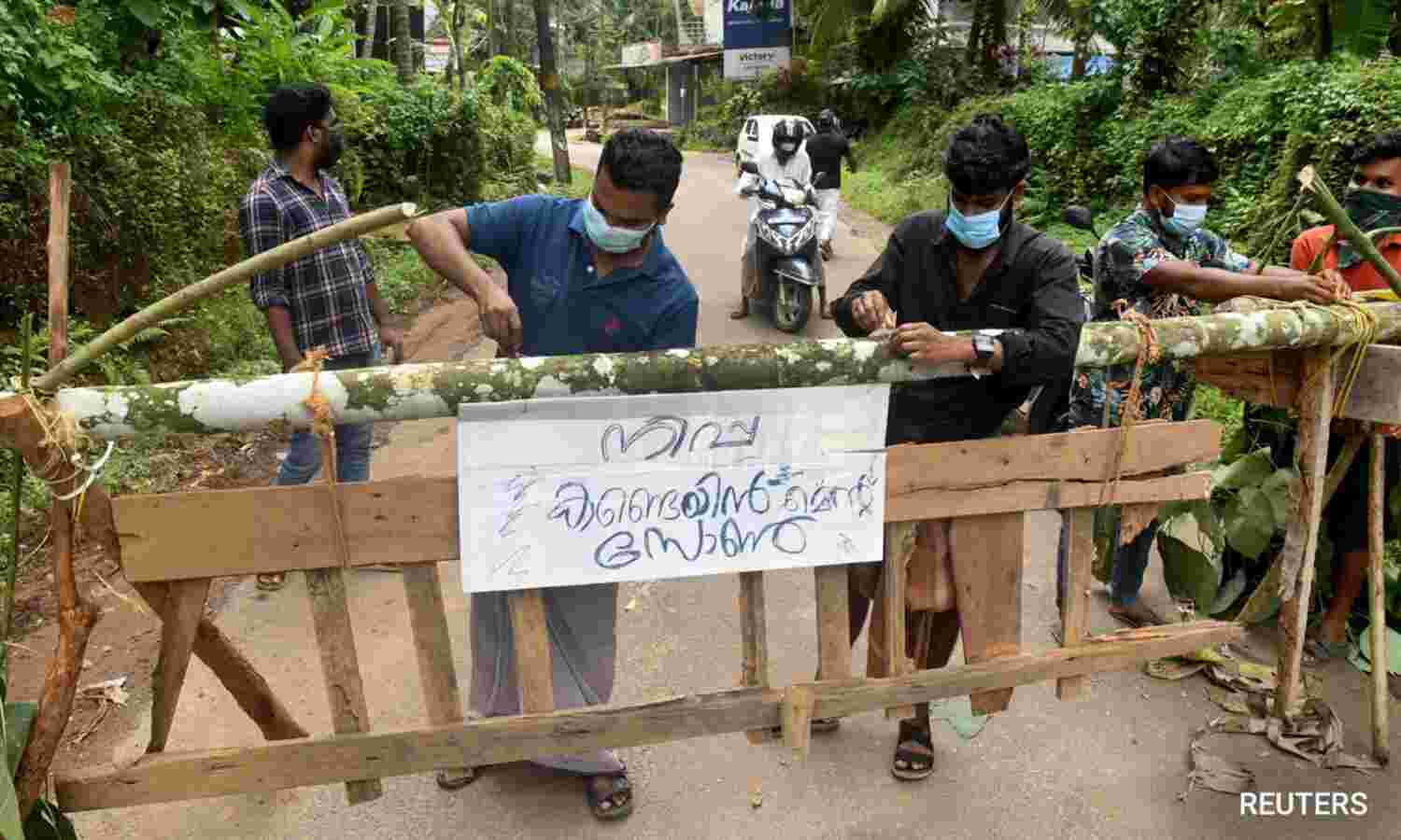 നിപ: സമ്പര്ക്കപ്പട്ടികയിലെ കൂടുതല്പേരുടെ പരിശോധനാഫലം ഇന്ന്; കോഴിക്കോട് നിയന്ത്രണം കര്ശനം നിപ: സമ്പര്ക്കപ്പട്ടികയിലെ കൂടുതല്പേരുടെ പരിശോധനാഫലം ഇന്ന്; കോഴിക്കോട് നിയന്ത്രണം കര്ശനം