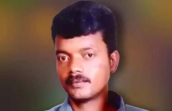 റോഡ് റോളര് ദേഹത്ത് കയറിയിറങ്ങി യുവാവ് മരിച്ചു റോഡ് റോളര് ദേഹത്ത് കയറിയിറങ്ങി യുവാവ് മരിച്ചു